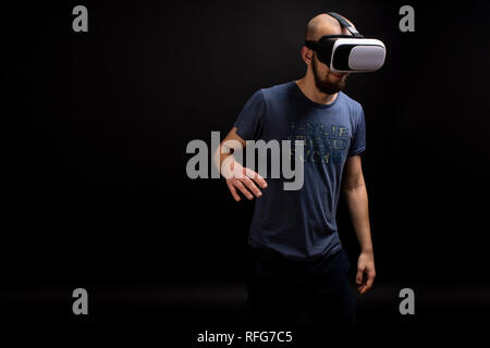 Modèle masculin à l'aide d'interaction de VR lors de l'utilisation de périphérique. Jeu de simulation virtuelle. Copie espace disponible Banque D'Images