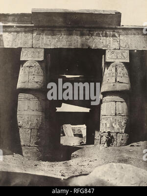 Thèbes : Karnak, portique de Temple de Khons. En date du : 1850. Fiche technique Dimensions : (boîte à image) : 21 x 16,5 cm (8 1/4 x 6 1/2 in.) support : 44,7 x 31,1 cm (17 5/8 x 12 1/4 in.). Médium : impression sur papier salé. Musée : National Gallery of Art, Washington DC. Auteur : Maxime Du Camp. Banque D'Images