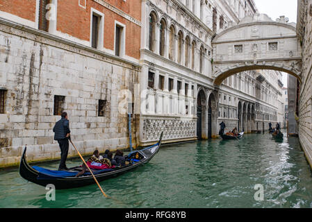 Une télécabine en passant le pont des soupirs (Ponte dei Sospiri), Venise, Italie Banque D'Images