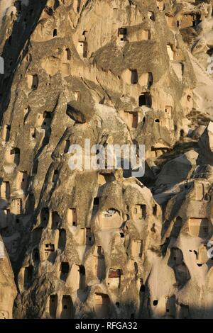 La cheminée de fées des formations rocheuses, des grottes artificielles en chambres, Uchisar, Cappadoce, Turquie Banque D'Images