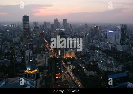 THA Thaïlande Bangkok Skyline at Dusk de Sathorn et zone de Bangrak vue vers le bas pour la région de la rivière Chao Phraya Banque D'Images