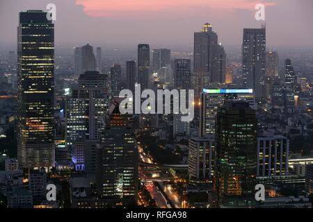 THA Thaïlande Bangkok Skyline at Dusk de Sathorn et zone de Bangrak vue vers le bas pour la région de la rivière Chao Phraya Banque D'Images