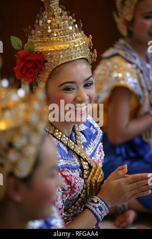 THA Thaïlande Bangkok Temple danseuses à l'Erawan Shrine Banque D'Images