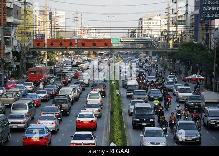 THA Thaïlande Bangkok embouteillage sur Thanon Rama IV Road pendant rushhour. | Banque D'Images