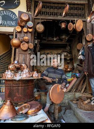 Chaudronnier sur cuivre au travail, marché, place Seffarine, Fes el Bali, FES, Maroc Banque D'Images