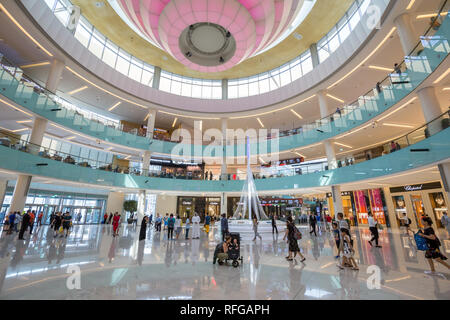 Grand Atrium à l'intérieur de Dubaï Mall Banque D'Images