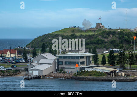 L'Australie, Nouvelle Galles du Sud, Newcastle, Fort Scratchley salut les incendies de cannon Banque D'Images