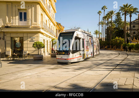 Le tramway (Tranvia) transports publics à Séville, Plaza Nueva, Andalousie, espagne. Banque D'Images