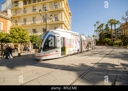 Le tramway (Tranvia) transports publics à Séville, Plaza Nueva, Andalousie, espagne. Banque D'Images