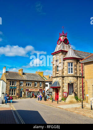 14 Juin 2018 : Marazion, Cornwall, UK - centre du village en été, avec l'hôtel de ville et sa tour de l'horloge. Banque D'Images