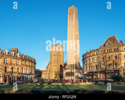 Soleil d'hiver sur le monument aux morts et Eglise St Pierre à Harrogate North Yorkshire Angleterre Banque D'Images