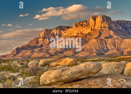 Rochers de calcaire, escarpement occidental des montagnes Guadalupe au coucher du soleil, désert de Chihuahuan, parc national des montagnes Guadalupe, Texas, États-Unis Banque D'Images