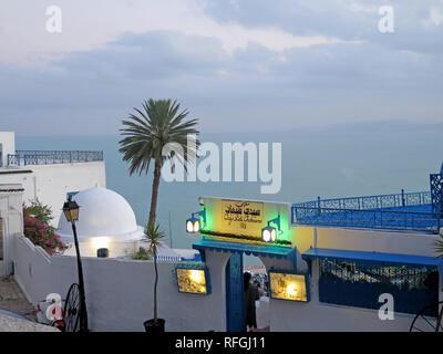 Café Sidi Chebaane et vue sur la mer et les montagnes le soir Banque D'Images