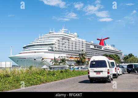 Montego Bay, Jamaïque - 09 janvier 2019 : Carnival Dream bateau de croisière amarré au port terminal de croisière de Montego Bay à Freeport Banque D'Images