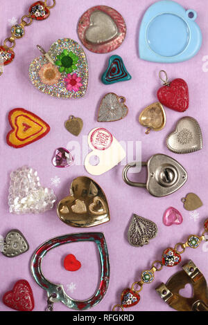 Un fond sur le thème de la Saint-Valentin avec divers objets en forme de coeur Banque D'Images