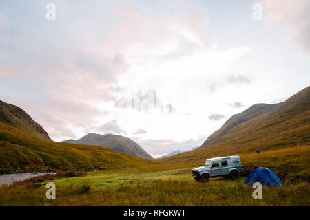 Un Land rover et spot de camping sauvage en Ecosse Banque D'Images