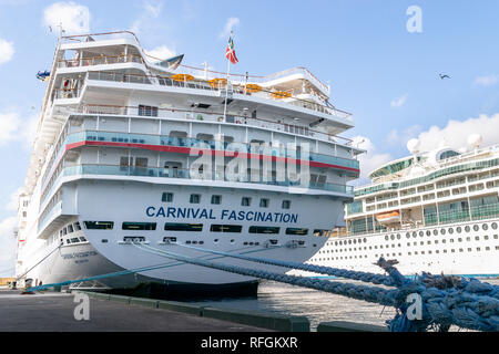 Nassau, Bahamas - 02 décembre 2015 : Carnival Fascination bateau de croisière amarré au port de croisière de Nassau à l'intérieur de la Prince George Wharf Banque D'Images