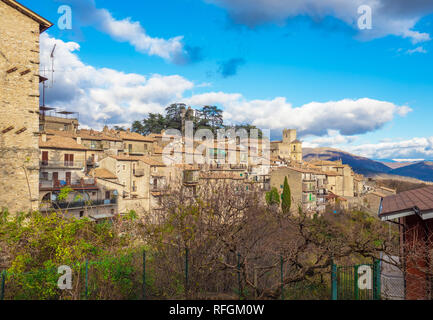 Orvinio (Italie) - un charmant petit village médiéval de seulement 387 habitants, inséré dans le club des plus beaux villages ; province de Rieti. Banque D'Images