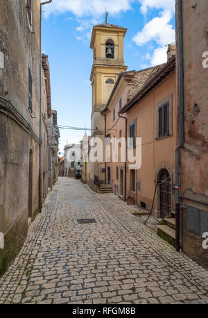 Orvinio (Italie) - un charmant petit village médiéval de seulement 387 habitants, inséré dans le club des plus beaux villages ; province de Rieti. Banque D'Images