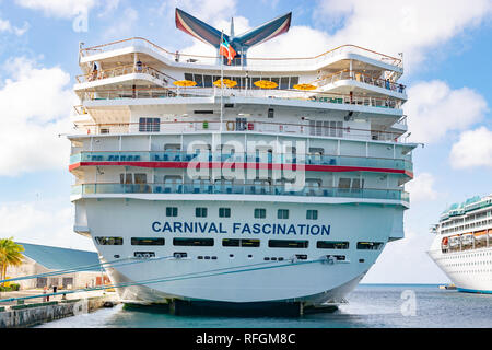 Nassau, Bahamas - 02 décembre 2015 : Carnival Fascination bateau de croisière amarré au port de croisière de Nassau à l'intérieur de la Prince George Wharf Banque D'Images