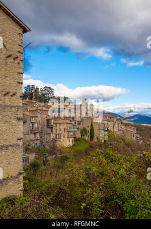 Orvinio (Italie) - un charmant petit village médiéval de seulement 387 habitants, inséré dans le club des plus beaux villages ; province de Rieti. Banque D'Images