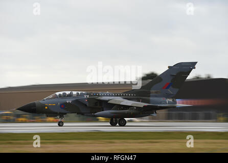 Un RAF Tornado Gr4 avec une livrée peinte spécialement pour commémorer l'avion sa retraite de taxis de service le long de la piste à RAF Marham, à Norfolk. Banque D'Images