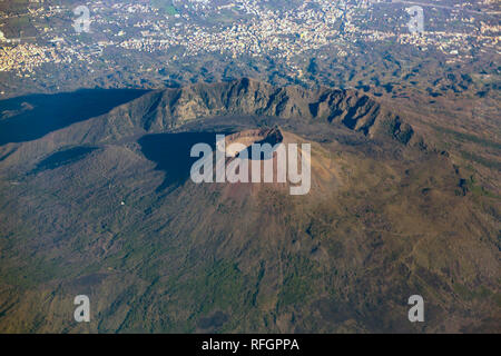 Italie volcan Vésuve vu de dessus. Le Vésuve est un somma-situé sur le golfe de Naples en Campanie, Italie. Banque D'Images