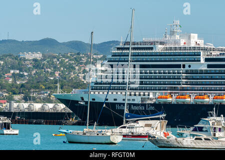 Montego Bay, Jamaïque - 09 janvier 2019 : Holland America Nieuw Statendam bateau de croisière amarré au port terminal de croisière de Montego Bay à Freeport Banque D'Images