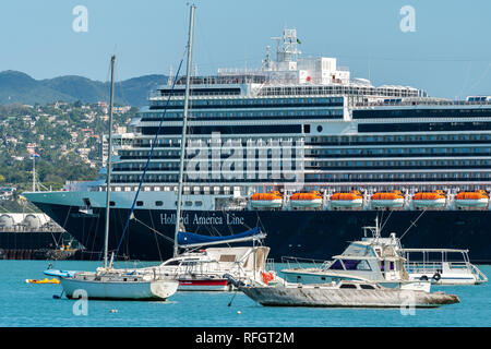 Montego Bay, Jamaïque - 09 janvier 2019 : Holland America Nieuw Statendam bateau de croisière amarré au port terminal de croisière de Montego Bay à Freeport Banque D'Images