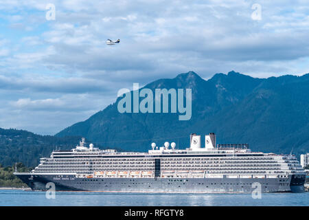 Vancouver, Canada - 24 septembre 2017 : Holland America Noordam Croisière au départ de Vancouver avec un vol en hydravion au-dessus Banque D'Images