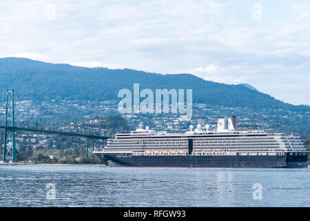 Vancouver, Canada - 24 septembre 2017 : Holland America Noordam Croisière navire qui approche le pont Lions Gate qu'il quitte Vancouver, Canada Banque D'Images