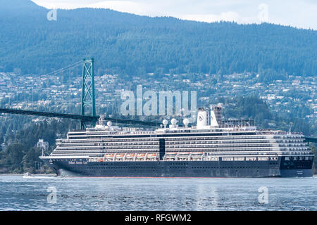 Vancouver, Canada - 24 septembre 2017 : Holland America Noordam Croisière navire qui approche le pont Lions Gate qu'il quitte Vancouver, Canada Banque D'Images