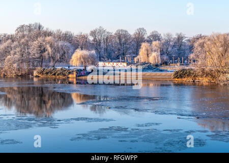 Frost en im Leipzig Richard-Wagner-Parc an der Elster Weißer Bär am Palmengartenwehr Palmengarten, Balkon Banque D'Images