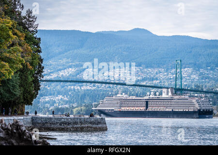 Vancouver, Canada - 24 septembre 2017 : Holland America Noordam Croisière navire qui approche le pont Lions Gate qu'il quitte Vancouver, Canada Banque D'Images