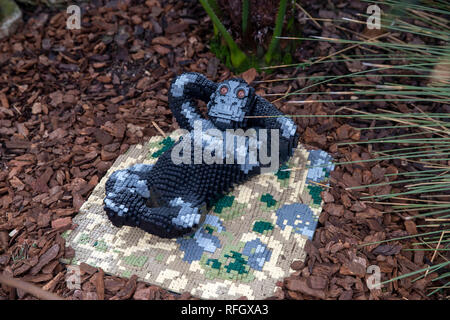 Un singe, un des 40 sculptures Lego va sur l'affichage dans le cadre du grand Safari en brique dans la serre à Wisley RHS Garden, qui se déroule du 26 janvier au 3 mars. Banque D'Images