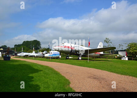 Vickers Valetta C2 et d'autres aéronefs au Norfolk et Suffolk Aviation Museum, Flixton, Suffolk, UK Banque D'Images