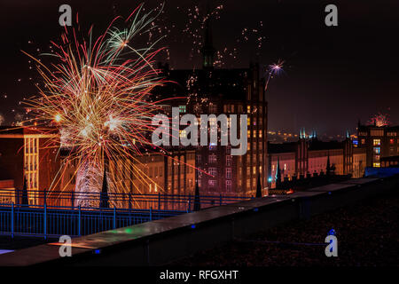 Feuerwerk à Rostock zu Silvester, Blick über die Stadt, die Gebäude und Dächer Banque D'Images