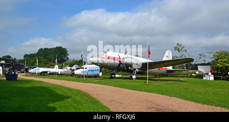Vickers Valetta C2 et d'autres aéronefs au Norfolk et Suffolk Aviation Museum, Flixton, Suffolk, UK Banque D'Images