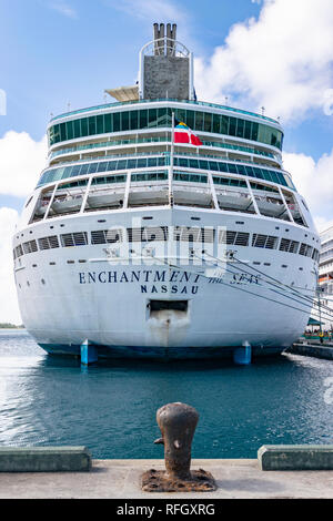 Nassau, Bahamas - 02 décembre 2015 : Royal Caribbean Enchantment of the Seas bateau de croisière amarré au port au Prince George Wharf à Nassau Banque D'Images