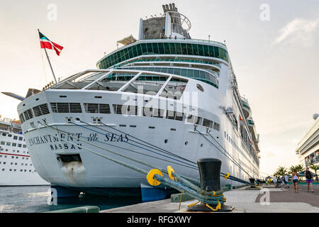 Nassau, Bahamas - 02 décembre 2015 : Royal Caribbean Enchantment of the Seas bateau de croisière amarré au port au Prince George Wharf à Nassau Banque D'Images