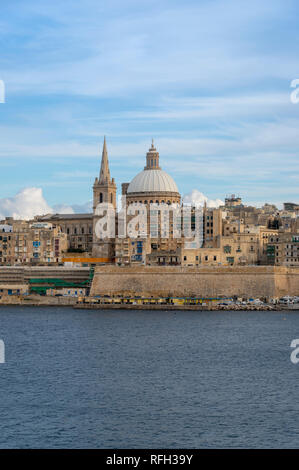 La valette avec les toits de l'église des Carmélites et dôme St. Pauls cathédrale anglicane, La Valette, Malte Banque D'Images