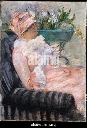 La tasse de thé. Artiste : Mary Cassatt (Américain, Pittsburgh, Pennsylvanie 1844-1926 Mesnil-Théribus, Oise). Dimensions : 36 3/8 x 25 3/4 in. (92,4 x 65,4 cm). Date : ca. En 1880-1881. Prendre le thé l'après-midi était un rituel social pour beaucoup de la classe moyenne supérieure des femmes. Engagé à représenter les événements ordinaires de la vie quotidienne, l'artiste a fait ce rituel l'objet d'une série d'œuvres peinte autour de 1880, lorsqu'elle avait vécu à l'étranger depuis près de dix ans. Son modèle pour cette toile a été sa sœur, Lydia, qui avait déménagé à Paris, avec leurs parents, en 1877, et souvent posé pour elle. Numéro CAS Banque D'Images