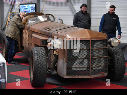 Erfurt, Allemagne. 25 Jan, 2019. Les visiteurs un show car lors du 12ème Salon de l'automobile. Près de 140 exposants présentent eux-mêmes avec 30 différentes marques de voiture à la palais des congrès d'Erfurt. L'organisateur s'attend à ce que près de 30 000 visiteurs de 27 janvier. Pour la première fois, selon les organisateurs, le salon comprend également un marché de l'occasion sur le terrain en plein air devant des salles. Vous pourrez également voir l'architecture, de nouvelles voitures et véhicules hybrides, accessoires et plus encore. Crédit : Martin Schutt/dpa-Zentralbild/dpa/Alamy Live News Banque D'Images