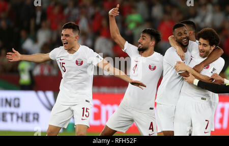 (190125) -- ABU DHABI, le 25 janvier 2019 (Xinhua) -- Les joueurs du Qatar célébrer remportant le match quart de finale entre la Corée du Sud et le Qatar lors de la coupe d'Asie de l'AFC 2019 à Abu Dhabi, Emirats arabes unis (EAU), le 25 janvier 2019. (Xinhua/Li Gang) Banque D'Images