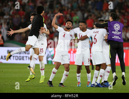 (190125) -- ABU DHABI, le 25 janvier 2019 (Xinhua) -- Les joueurs du Qatar célébrer remportant le match quart de finale entre la Corée du Sud et le Qatar lors de la coupe d'Asie de l'AFC 2019 à Abu Dhabi, Emirats arabes unis (EAU), le 25 janvier 2019. (Xinhua/Li Gang) Banque D'Images