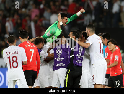 (190125) -- ABU DHABI, le 25 janvier 2019 (Xinhua) -- Les joueurs du Qatar célébrer remportant le match quart de finale entre la Corée du Sud et le Qatar lors de la coupe d'Asie de l'AFC 2019 à Abu Dhabi, Emirats arabes unis (EAU), le 25 janvier 2019. (Xinhua/Li Gang) Banque D'Images