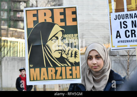 Londres, Angleterre, Royaume-Uni. 25 Jan 2019. Nous, c'est le plus grand d'abus de droit de l'homme. Et demoncracy La demande des manifestants à Marzieh est un African-AmericanJournaliste musulmane qui a été arrêté le 13 janvier dernier et est actuellement détenu sans inculpation en vertu d'un "témoin important" controversé de loi aux États-Unis. 25 janvier 2019 à l'ambassade des États-Unis London 33 Nine Elms LaneLondonUK : Crédit photo Capital/Alamy Live News Banque D'Images