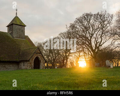 Harty, Kent, UK. 25 janvier, 2019. Météo France : cette soirée coucher du soleil à Harty, Kent. L'église de saint Thomas l'Apôtre est considérée comme l'une des églises les plus éloignées de l'Angleterre. Le Crédit : James Bell/Alamy Live News Banque D'Images