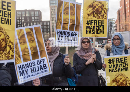 Londres, Royaume-Uni. 25 Jan, 2019. Les manifestants à l'ambassade des Etats-Unis condamne l'arrestation d'Afro-Américain, journaliste musulmane dans l'Hashemi Marzieh US le 13 janvier. Elle a été détenue sans inculpation en vertu de la controversée "témoin important" droit ; son hijab a été retiré et elle a été refusée et halal végétarien. Bien que publié hier sans frais, elle demande des protestations globales aujourd'hui pour continuer, appelant à la fin de FBI le harcèlement de la communauté musulmane et d'un terme à l'emprisonnement sans frais aux États-Unis. Crédit : Peter Marshall/Alamy Live News Banque D'Images