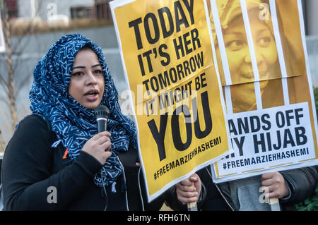 Londres, Royaume-Uni. 25 Jan, 2019. Les manifestants à l'ambassade des Etats-Unis condamne l'arrestation d'Afro-Américain, journaliste musulmane dans l'Hashemi Marzieh US le 13 janvier. Elle a été détenue sans inculpation en vertu de la controversée "témoin important" droit ; son hijab a été retiré et elle a été refusée et halal végétarien. Bien que publié hier sans frais, elle demande des protestations globales aujourd'hui pour continuer, appelant à la fin de FBI le harcèlement de la communauté musulmane et d'un terme à l'emprisonnement sans frais aux États-Unis. Crédit : Peter Marshall/Alamy Live News Banque D'Images